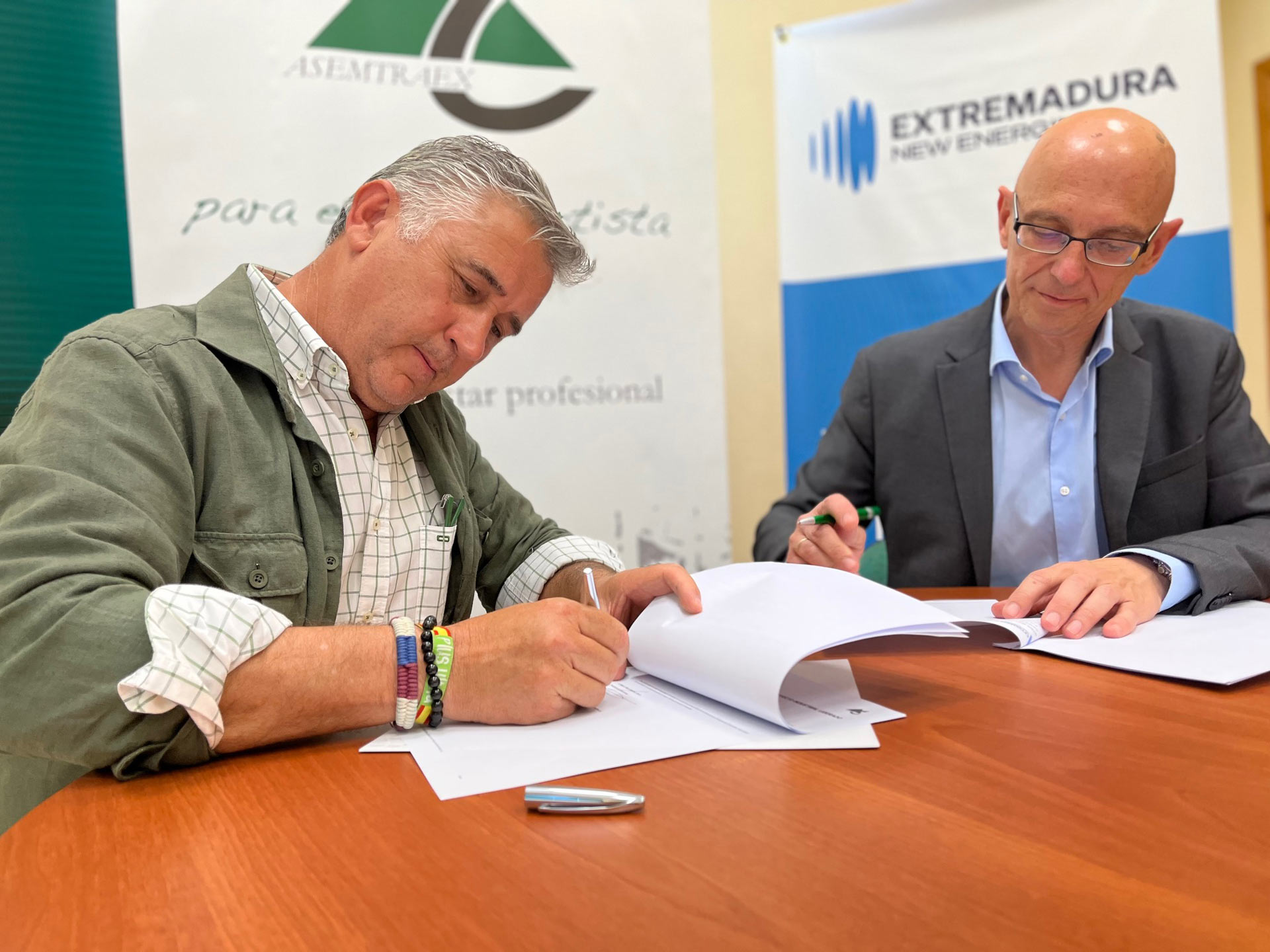 Acuerdo Extremadura New Energies y Asemtraex